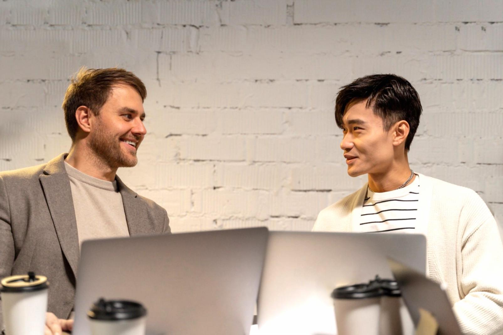 Estudiantes aprendiendo conceptos financieros prácticos en sesión formativa