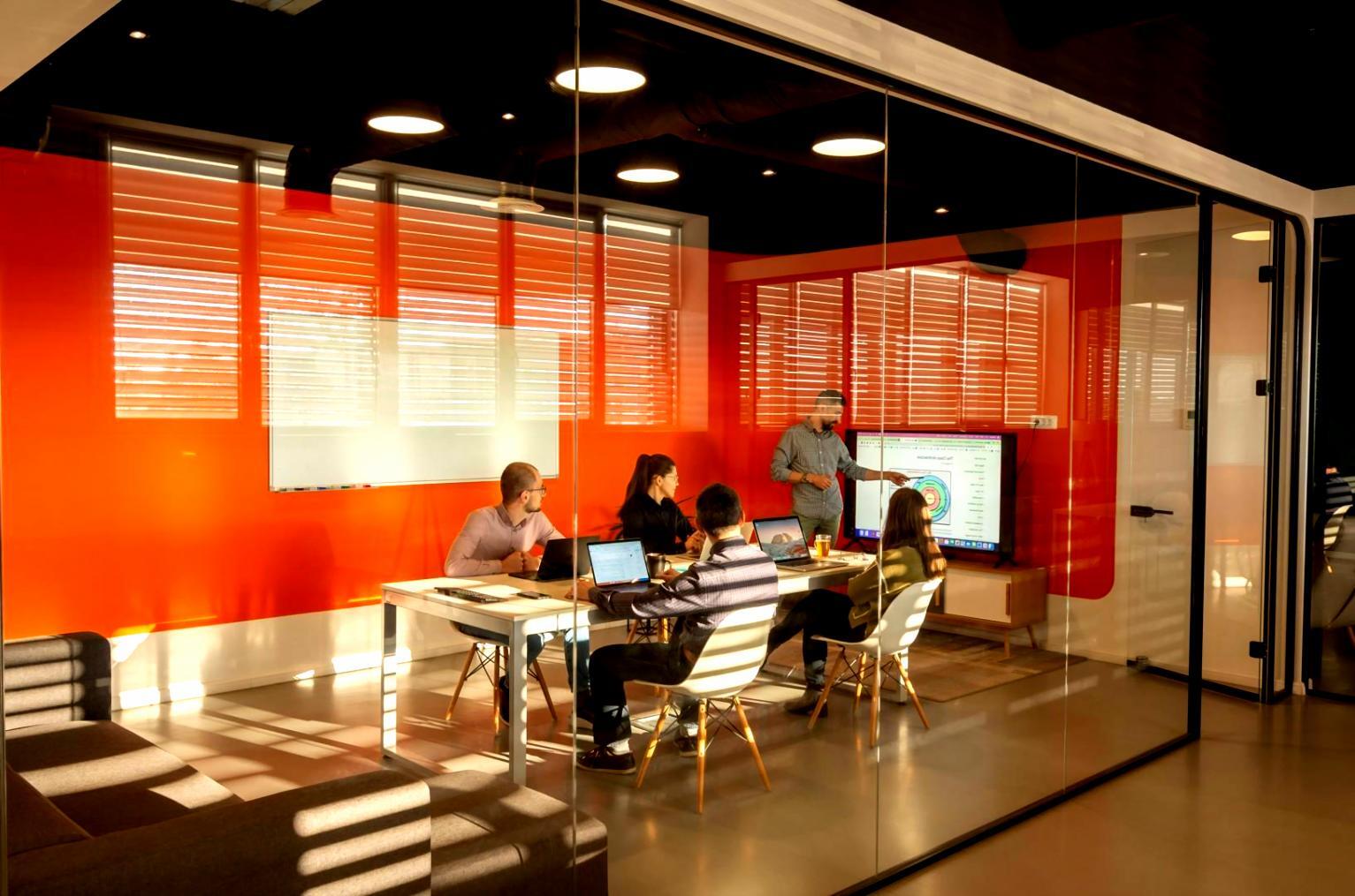 Análisis de presupuestos y planificación financiera personal en formación práctica