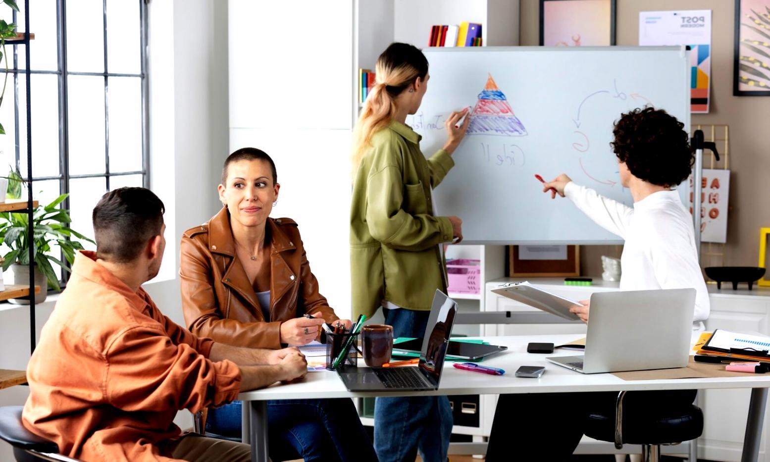 Estudiante trabajando en planificación financiera personal con material del curso