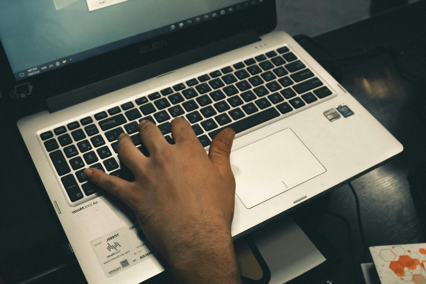 Sesión práctica de educación financiera con materiales didácticos reales